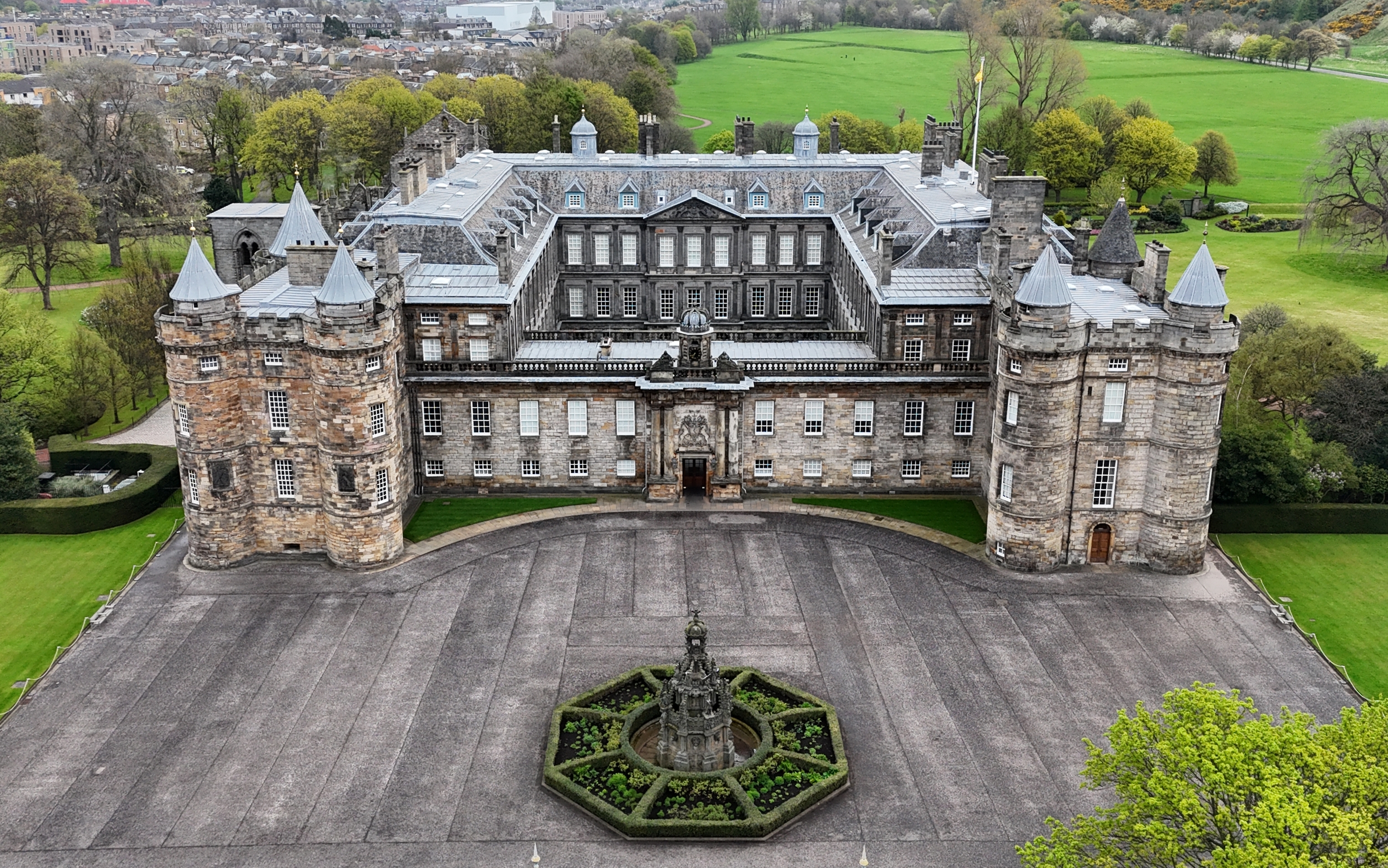 HolyroodPalace-aerial-2025-04-1901cropped