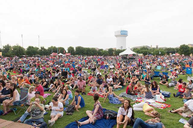 Addison-Kaboom Town crowd-TourTexas