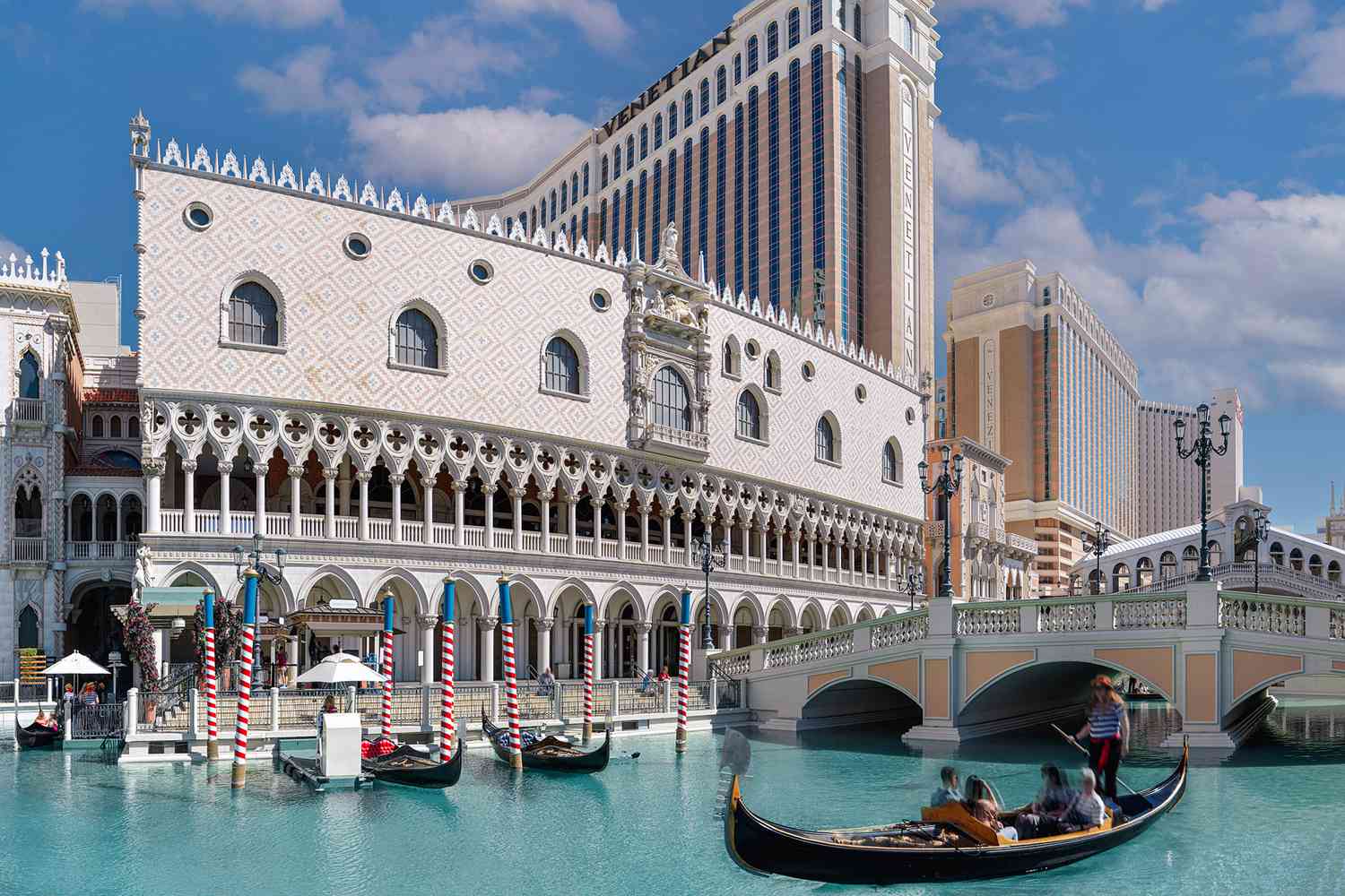 TAL-header-exterior-gondola-venetian-las-vegas-VENETIANRENO0524-a203469e949a4fc0bb8c5686142b7579
