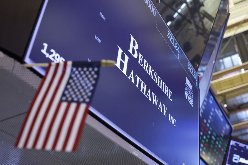 Berkshire-Hathaway-reports-record-382B-reserve-positive-3rd-quarter
