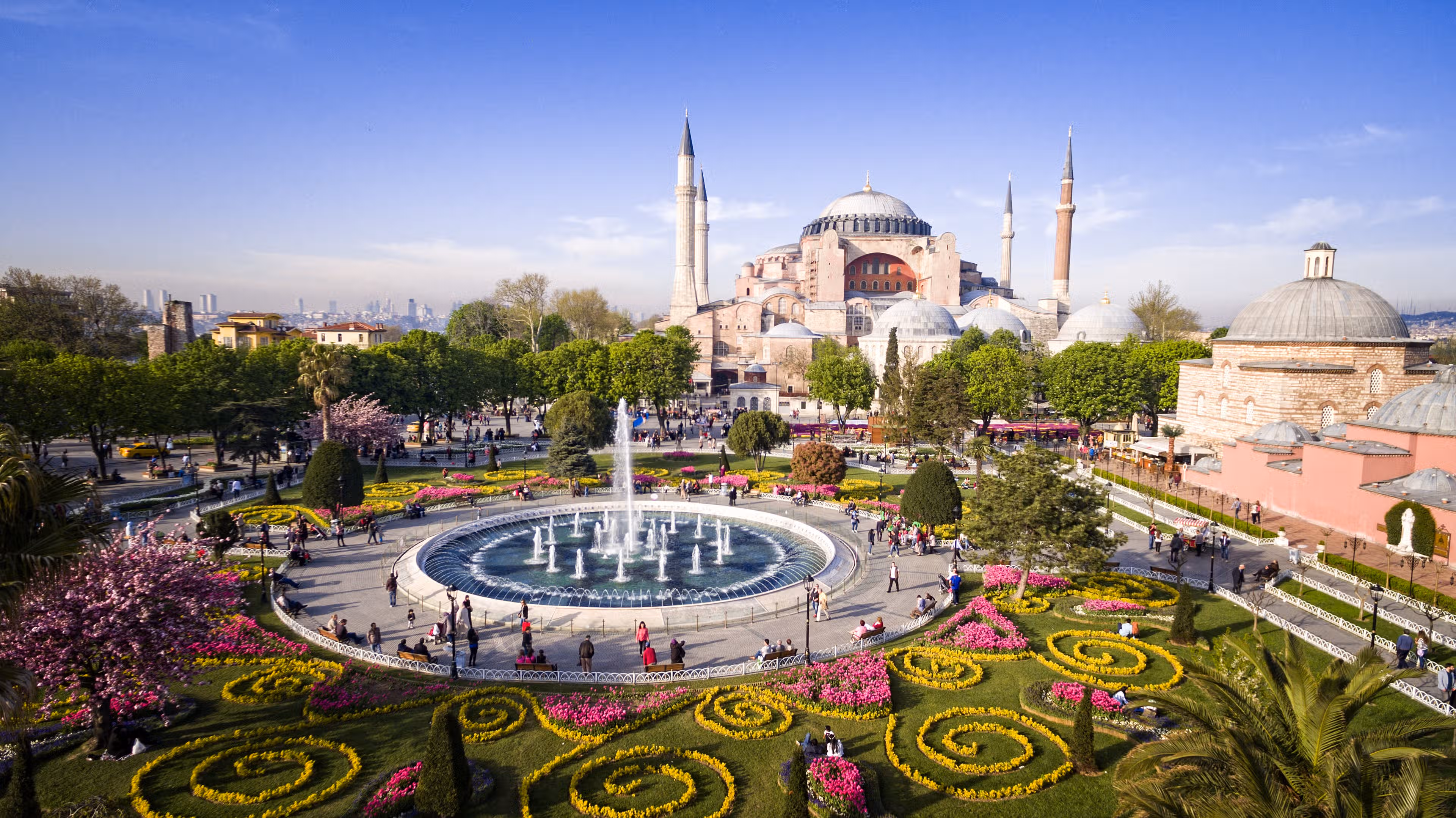 the-exterior-of-the-6th-century-byzantine-eastern-roman-hagia-sophia-istanbulAwpCNMYXQ