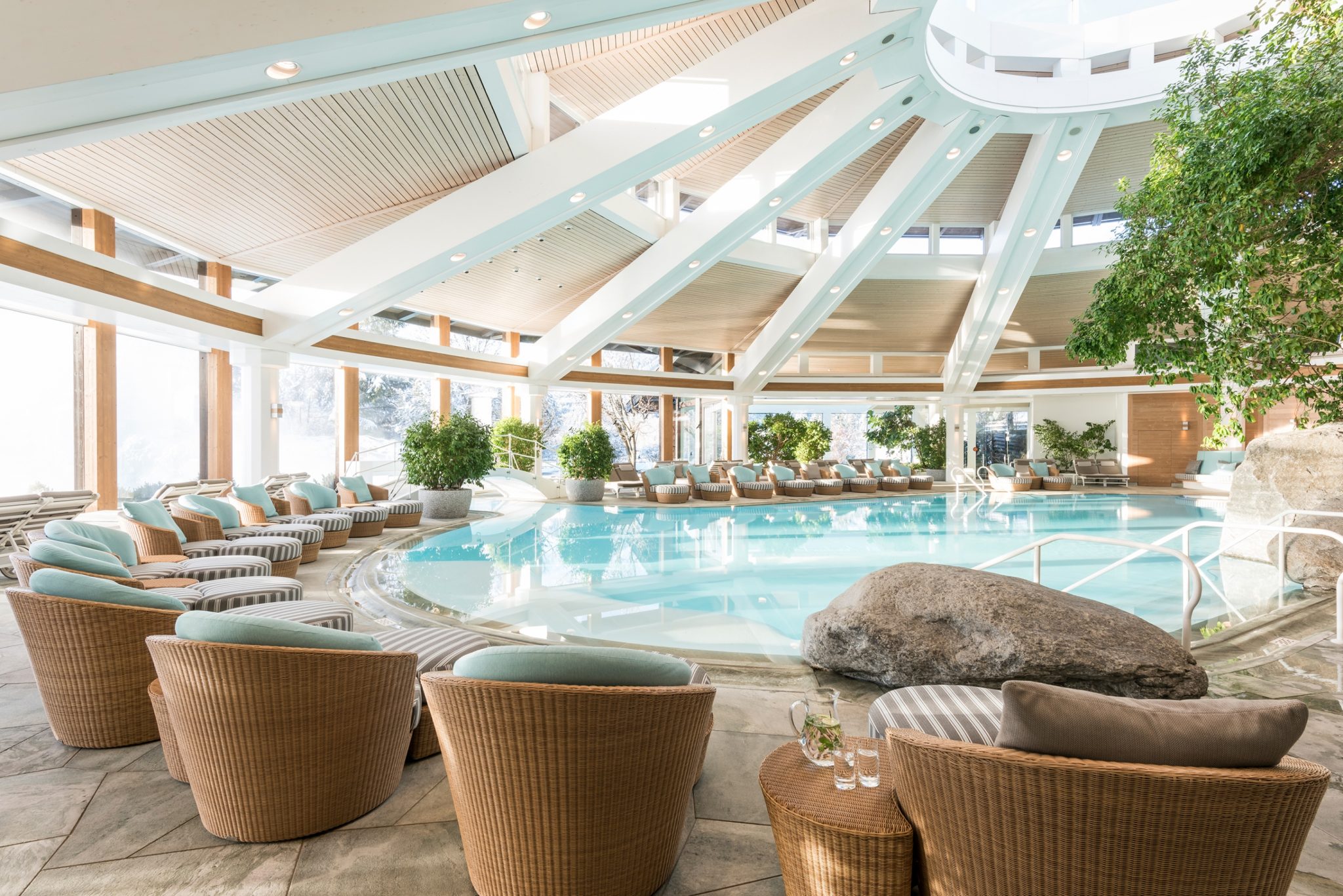 Sonnenalp-ResortPool-mit-Liegemoeglichkeiten-c-Sonnenalp