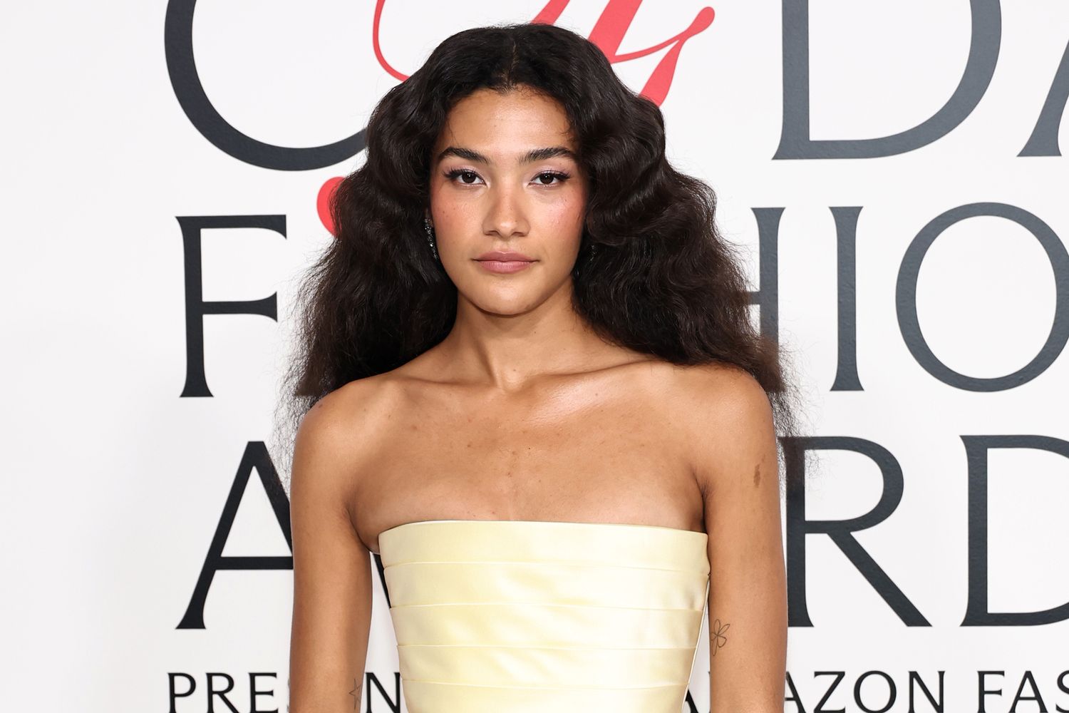 olivia-dean-120225-57866c7ca0ff41e89e6e84f78bc5348b