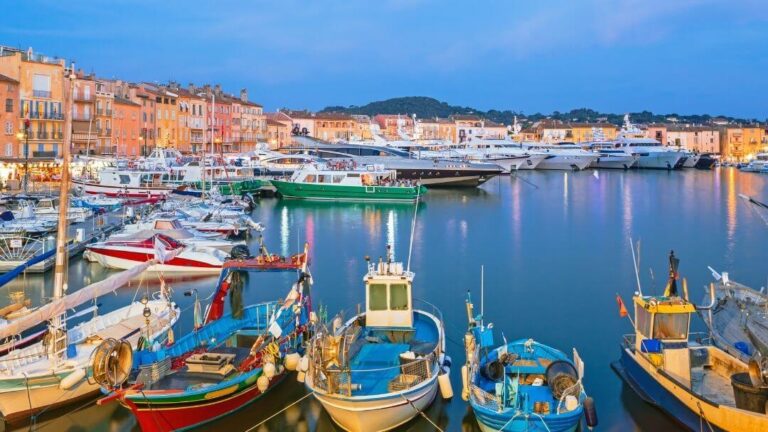 Les-bateau-colores-du-port-de-Saint-Tropez-768x432