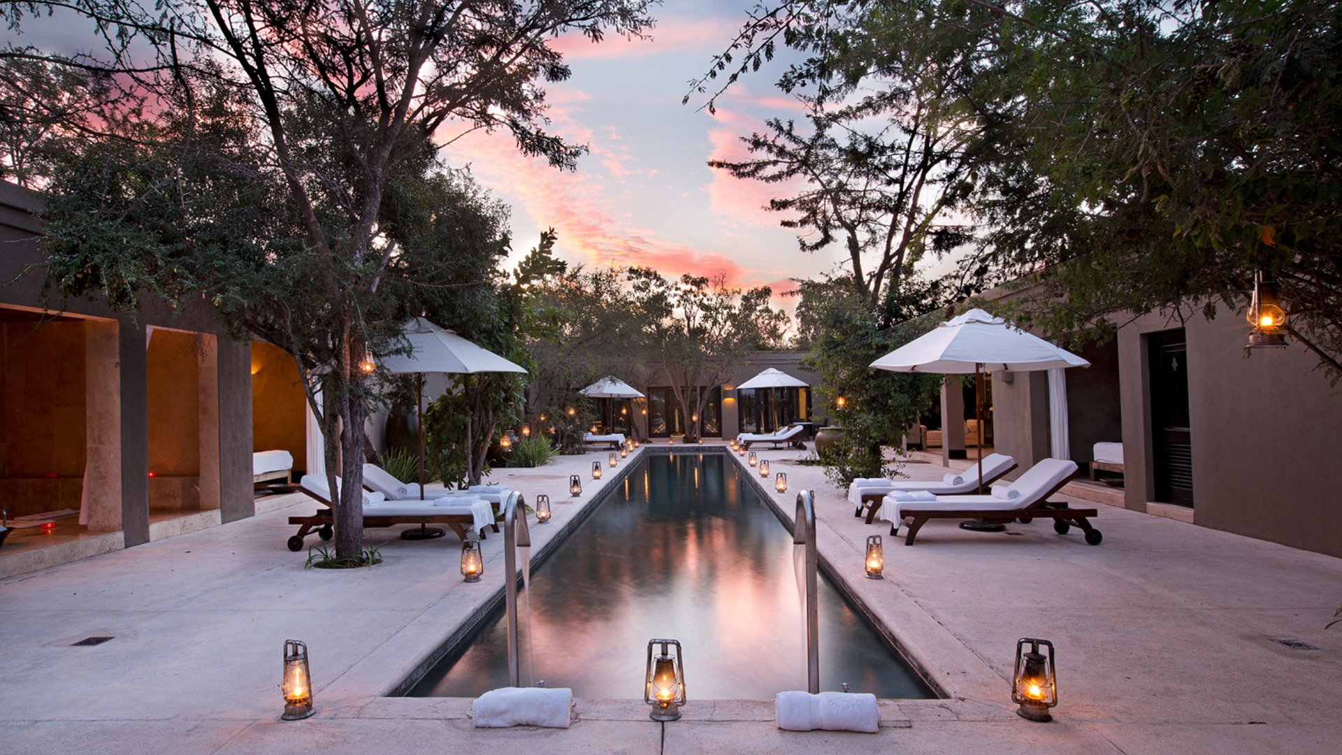 Sparkling-Pool-at-Royal-Malelwane